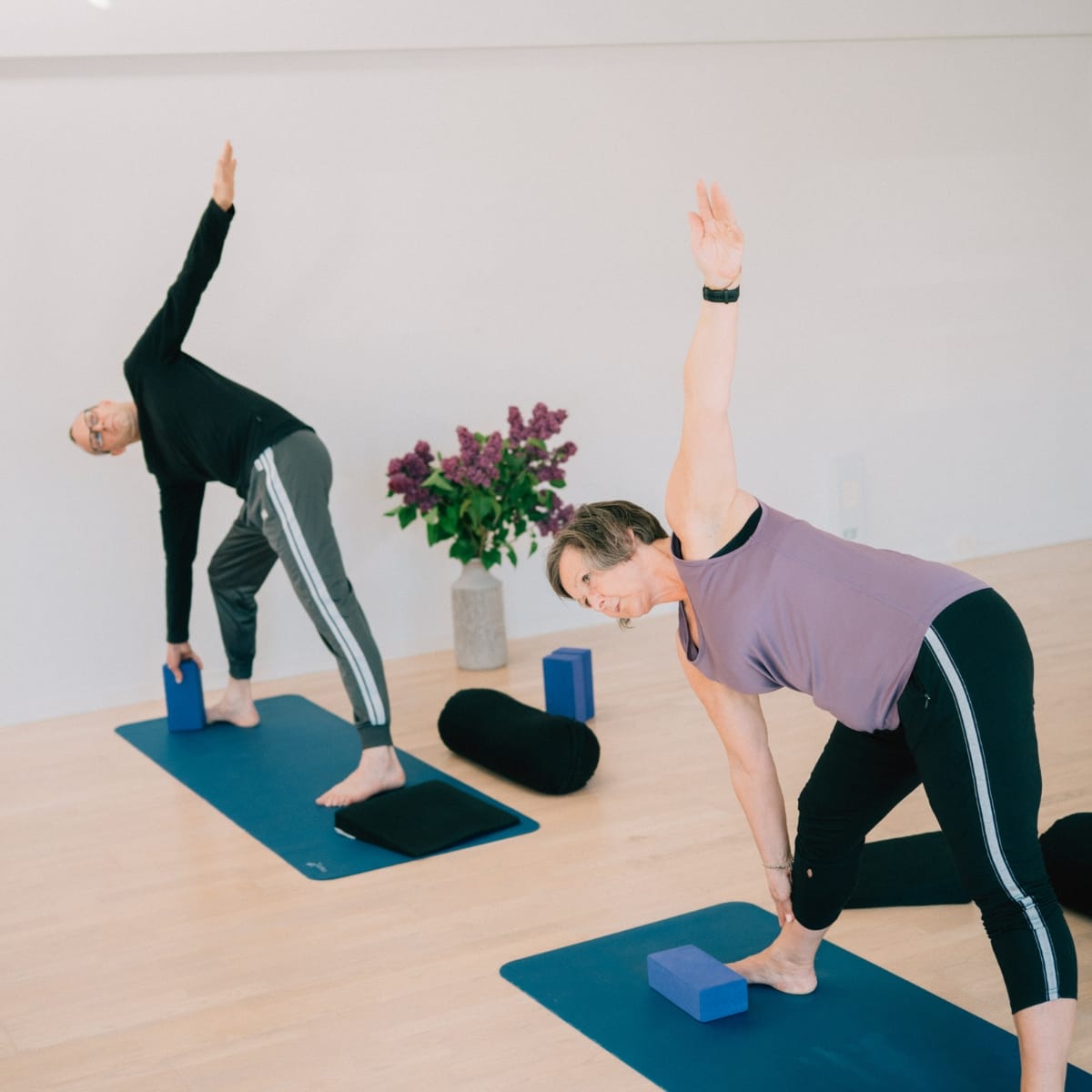 Mand og kvinde i en yogatime