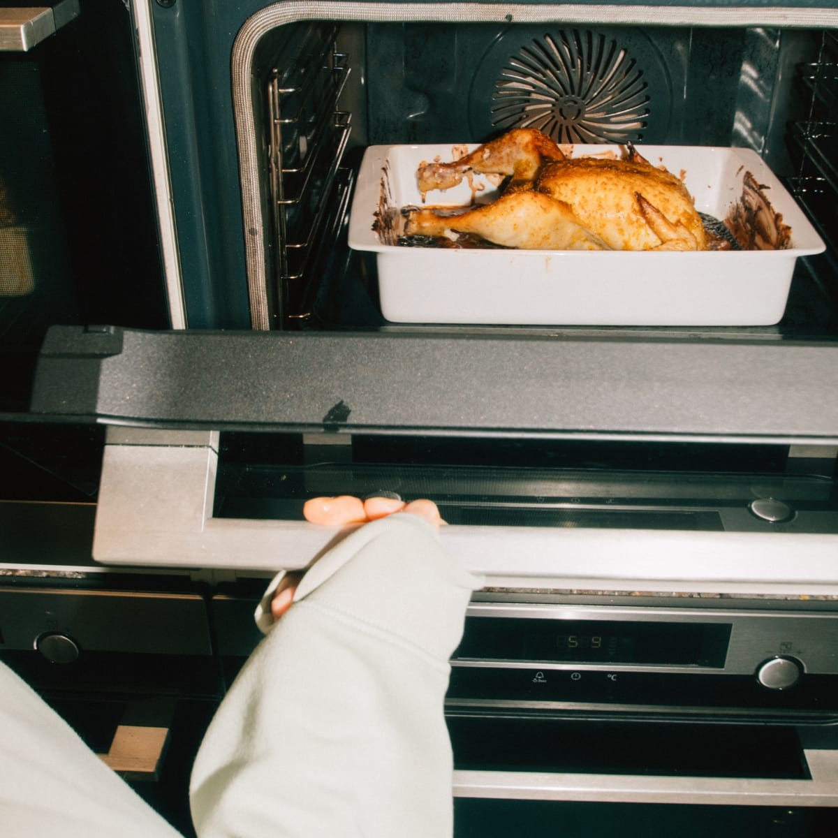 Kursist tilbereder kylling på madkursus