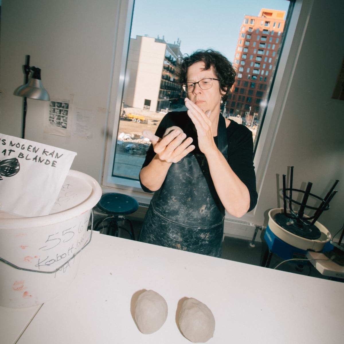 Kursist former noget i ler