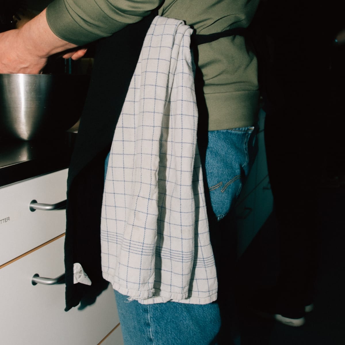 Mand rører i gryde på madkursus