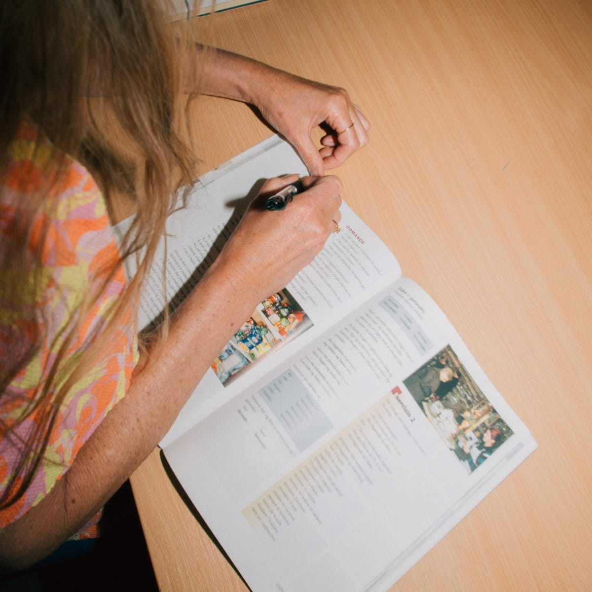 Kvinde lærer italiensk