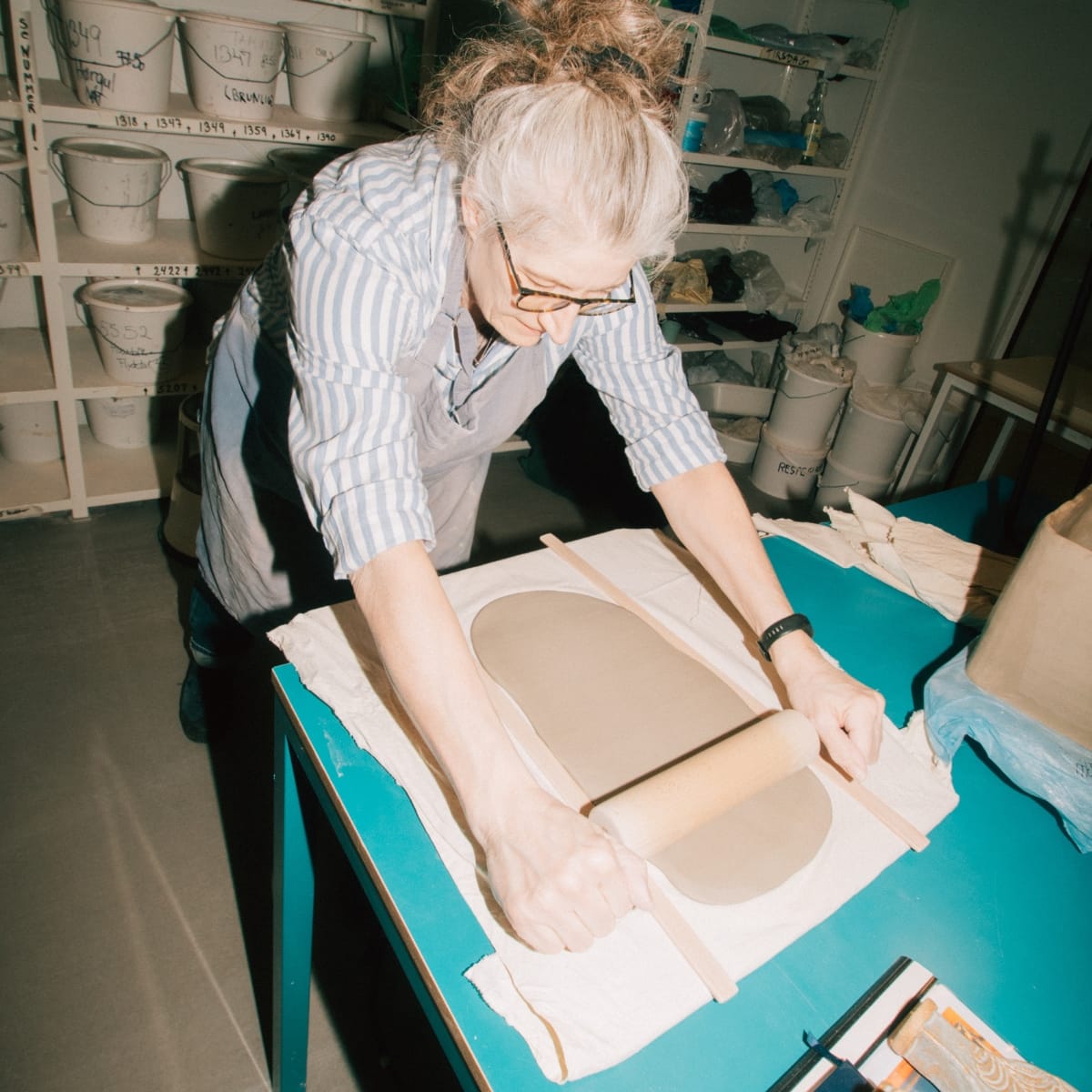 Kvinde arbejder med ler