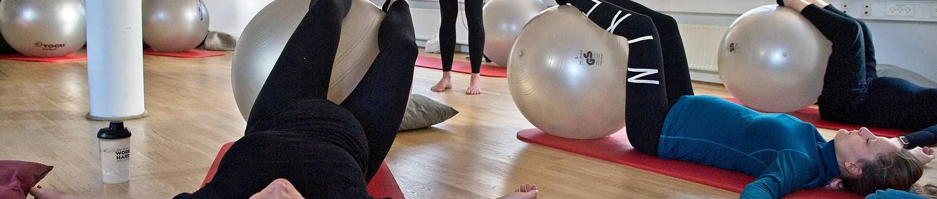 Undervisning i yoga og pilates for gravide ved FOF Aarhus, underviser Mette Axel Petersen