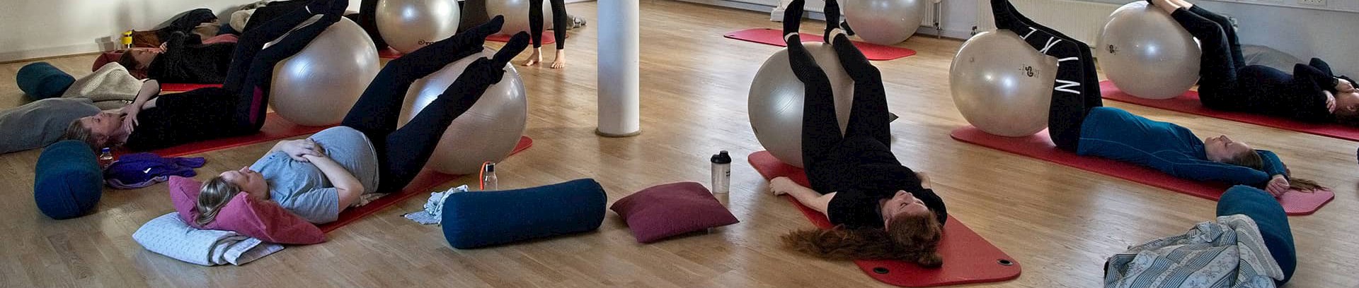 Undervisning i yoga og pilates for gravide ved FOF Aarhus, underviser Mette Axel Petersen