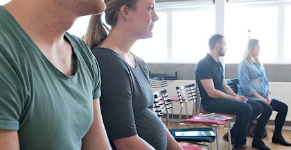 Par og kommende forældre til fødselsforberedelse ved underviser Lotte Molin, FOF Aarhus