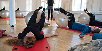 Billede fra undervisning i yoga og pilates for gravide ved FOF Aarhus, underviser Mette Axel Petersen