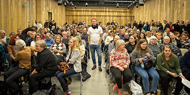 Fotograf Jan rarup foran publikum på Dokk1 i Aarhus