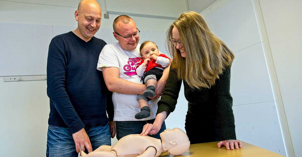 Regnbuefamilie, Alex, Rafal og Ditte som har gået til førstehjælpskursus til baby hos FOF Aarhus