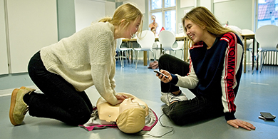 Billede af to unge kvinder, der tager førstehjælpsbevis hos FOF Aarhus