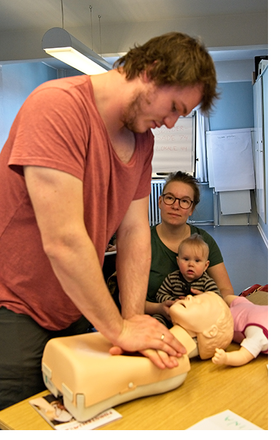 Billede fra førstehjælp til babyer ved FOF Aarhus