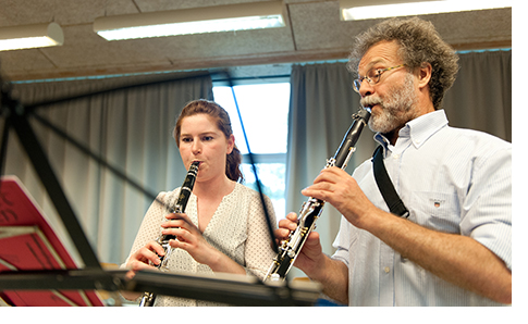 Billede af klarinet-underviser Harry Arvidsen og en kursist, FOF Aarhus
