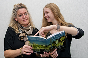 Billede af Bente og Emma-Jenny, kursister ved latin ved FOF Aarhus 