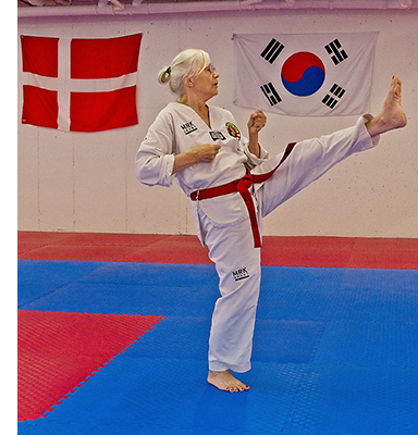 Ingrid der går til koreansk i FOF Aarhus og dyrker taekwondo