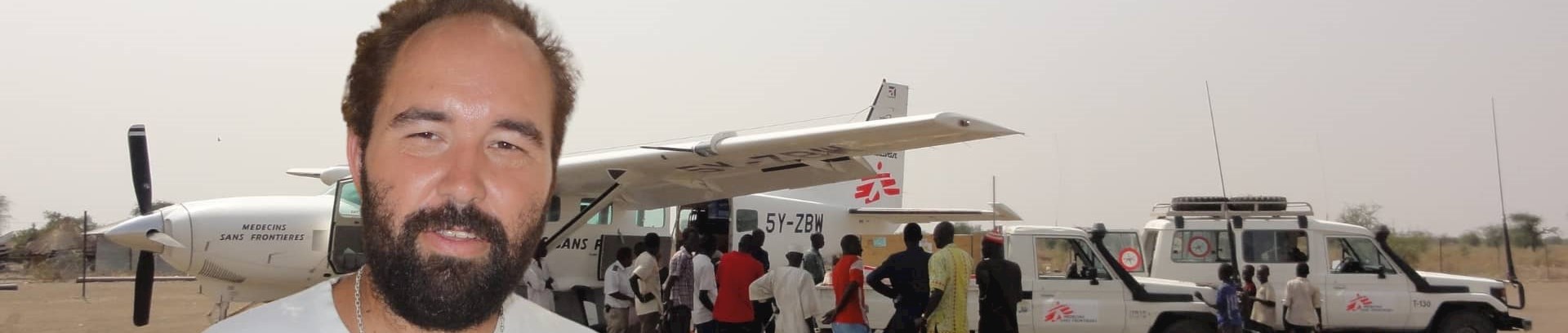 Dan Schøler fra Læger uden Grænser foran nødhjælpsfly i Afrika