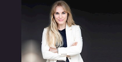 Anne Sofie Kragh, uddannet journalist fra Danmarks Journalisthøjskole samt i kulturhistorie på Københavns Universitet.