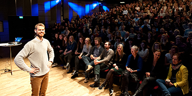 Billede af Svend Brinkmann foran et publikum i Musikhuset Aarhus