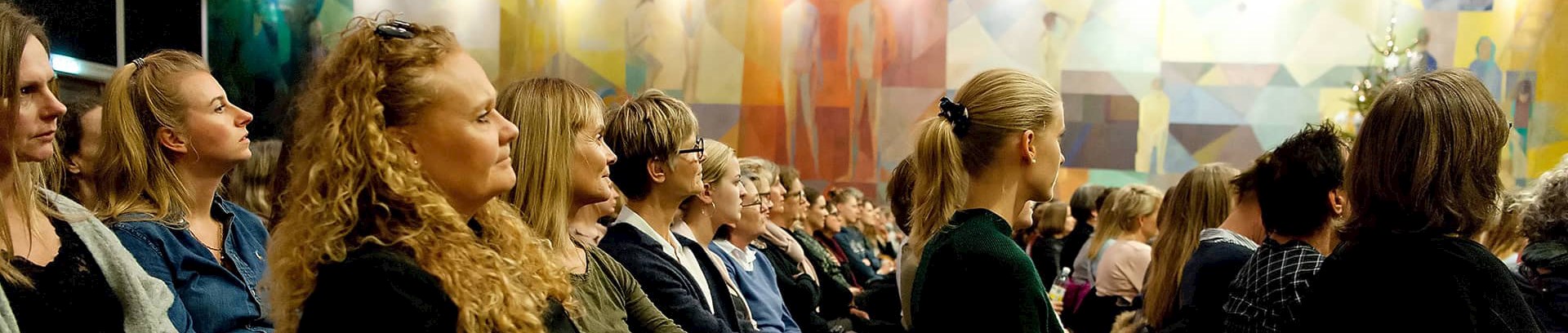 Billede af deltager ved et FOF Aarhus foredrag på Katedralskolen, Aarhus