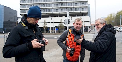 Kursister på fotokursus ved FOF Aarhus, foran Dokk1 på Europaplads i Aarhus