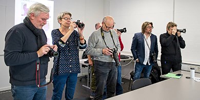 Kursister på fotokursus i FOF Aarhus, ved underviser Ole Toldbod.