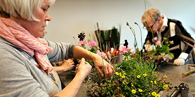 Billede af kursister på et blomsterkursus ved FOF Aarhus, underviser Lotte Dalsgaard