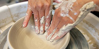 Billede af hænder som drejer keramik