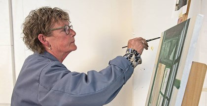 Kursist maler på akrylmaleri-kursus i FOF Aarhus