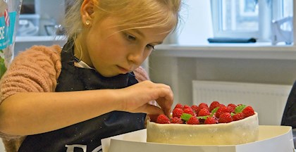 Pige som laver othello-lagkage på bagekursus hos FOF Aarhus, underviser Jon Edlund