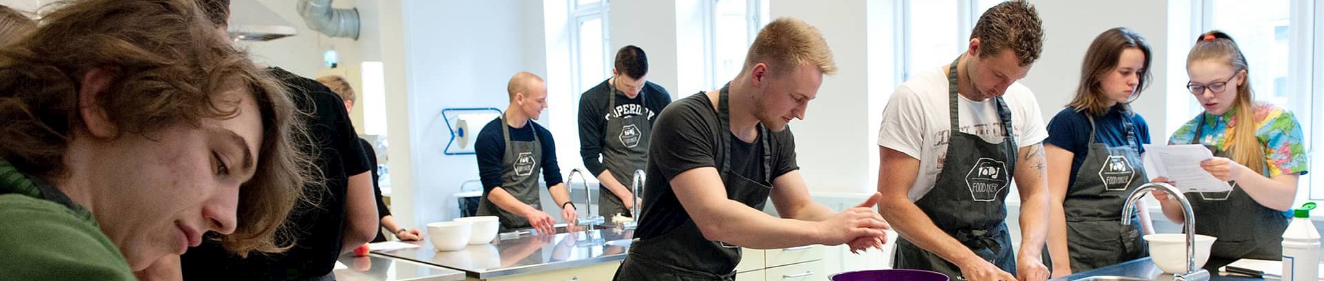 Unge deltagere ved arrangementet Vi leger med mad, ved Food Maker i FOF Aarhus' køkken