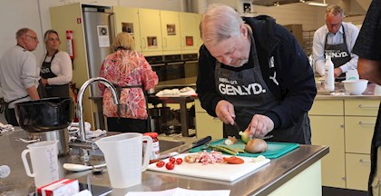 Ældre laver mad på kurset Madglad 60+ arrangeret af Genlyd og FOF Aarhus.