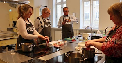 Ældre laver mad på kurset Madglad 60+ arrangeret af Genlyd og FOF Aarhus.