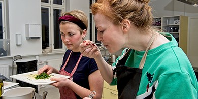 Billede af kvinde der smager på mad på madlavningskursus ved FOF Aarhus