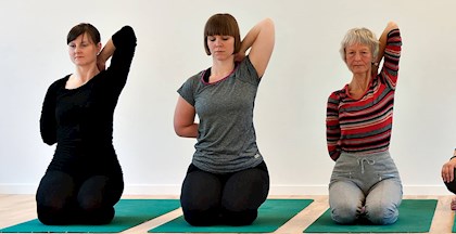 Kvinder der dyrker mindful pilates på kursus ved FOF Aarhus