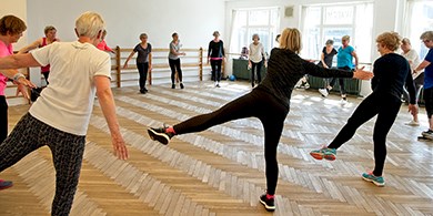 Billede af kvinder der laver balancetræning på kursus ved FOF Aarhus