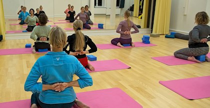 Kursister der dyrker yoga på yogakursus ved FOF Aarhus