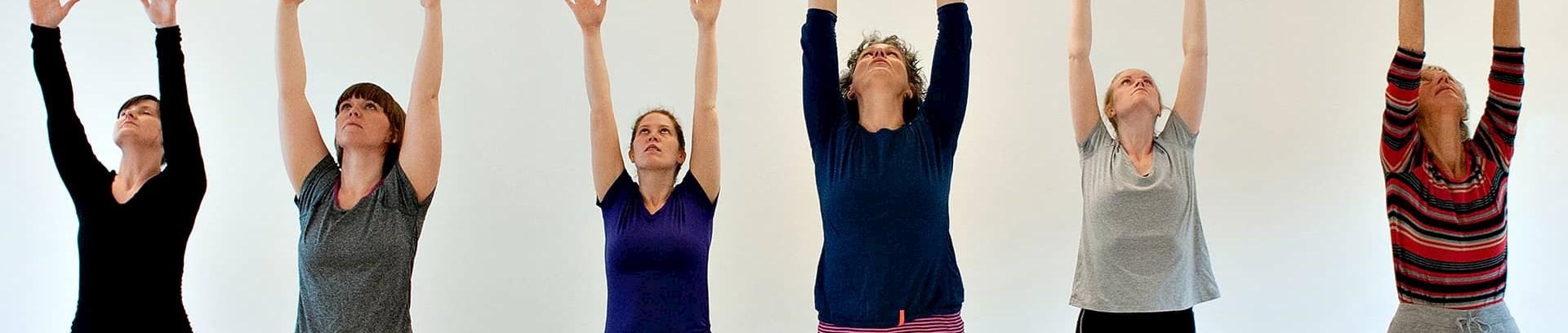Kvinder der laver mindfulness og yoga på kursus ved FOF Aarhus