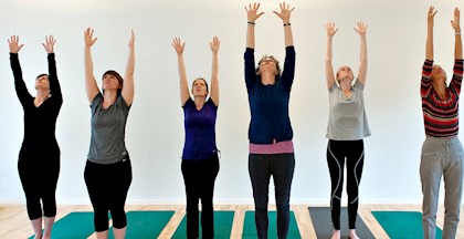 Kvinder der laver mindfulness og yoga på kursus ved FOF Aarhus