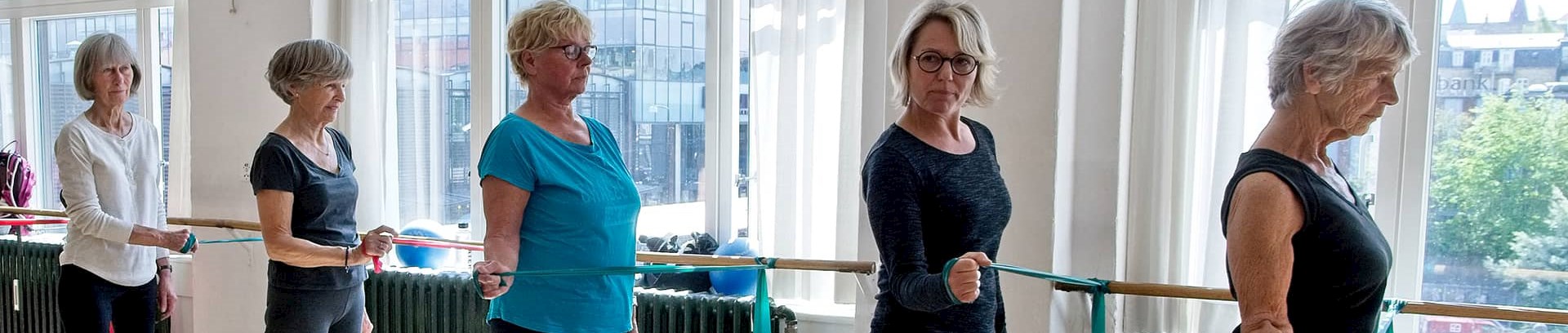 Kvinder som laver træning med elastik ved FOF Aarhus
