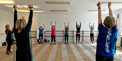 Billede af kvinder der laver øvelser med elastik til træning ved FOF Aarhus