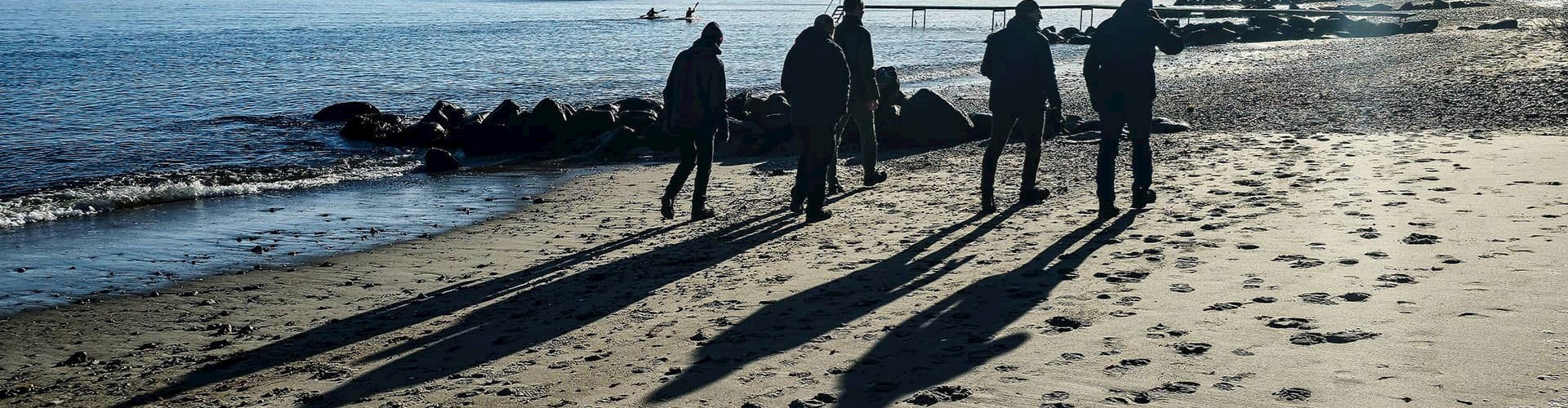 Mænd på travetur på stranden i Aarhus. FOF Aarhus kurset 'Mand dig op'.