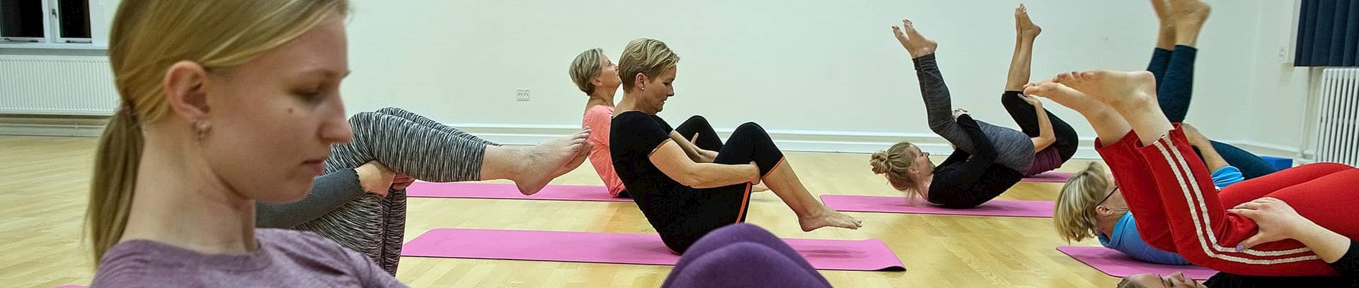 Undervisning i Hathayoga ved FOF Aarhus, underviser yogalærer Anne Margrethe Tolsgaard