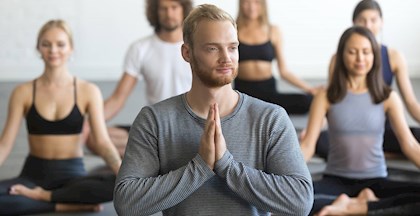 Yoga kursus og mand med foldede hænder, FOF Aarhus