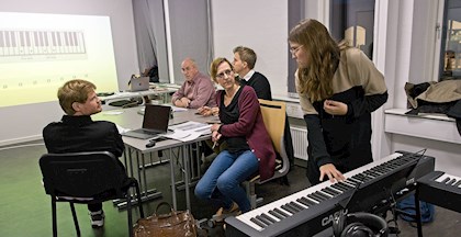 Mira Siegel med kursister, undervisning i musikteori i FOF Aarhus
