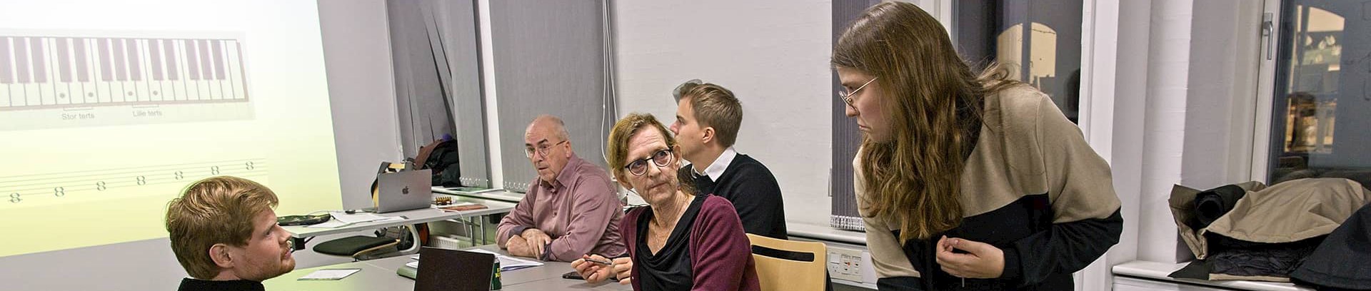 Mira Siegel med kursister, undervisning i musikteori i FOF Aarhus