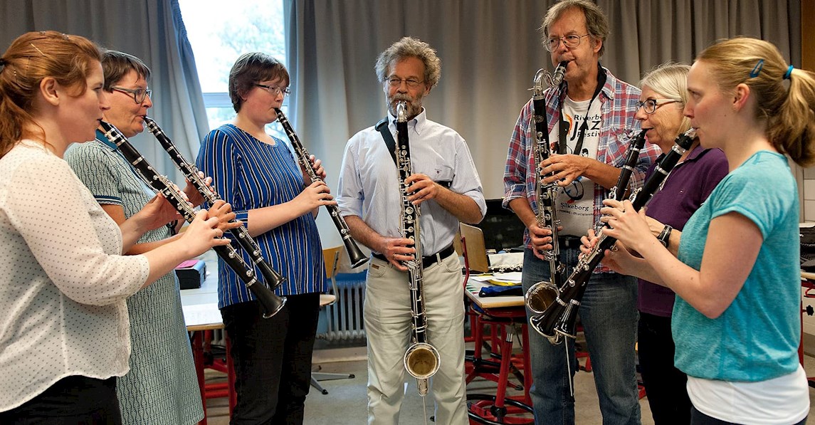 Kursister og underviser Harry Arvidsen i midten, på klarinetkursus ved FOF Aarhus