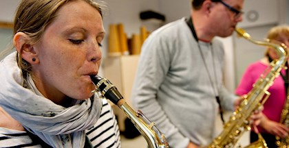 Kursister som spiller på saxofon ved FOF Aarhus' sammenspilshold