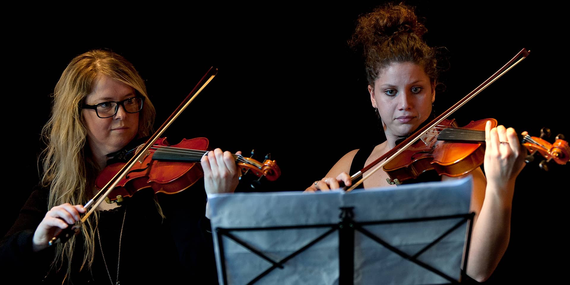 Kvinder der spiller på violin til kursus ved FOF Aarhus