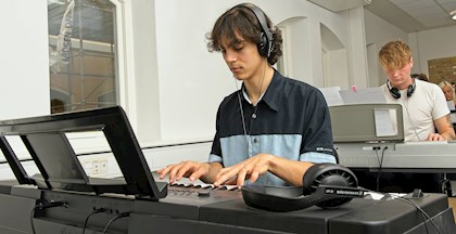 Unge kursister på kursus i klaverspil fra bladet i FOF Aarhus