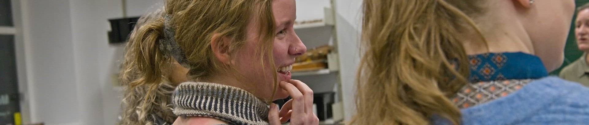 Kvinde griner til sommersang for begyndere i FOF Aarhus
