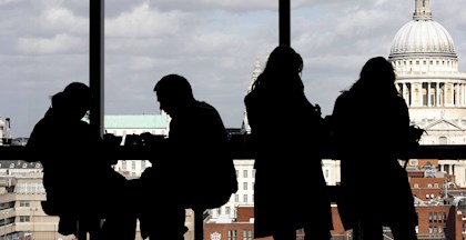 Billede af mennesker i London med Pauls Cathedral i baggrunden