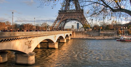 Billede fra Paris med eiffeltårnet i baggrunden 